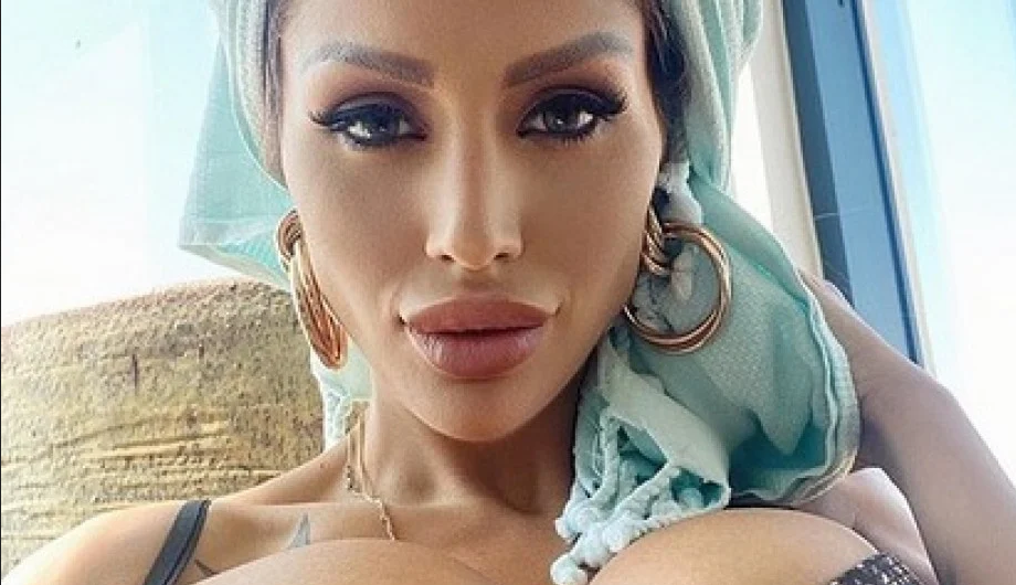 Джулиана Гани възмути с вулгарни СНИМКИ 18+ на силиконовите си бомби