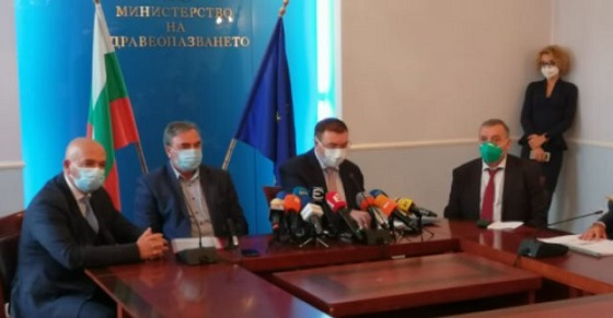 Извънредно: Затварят градове и области