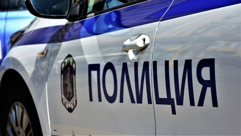 Екшън в Долни Воден: Шофьорка бяга от полицаи, замерва ги с пачка от 500 лева