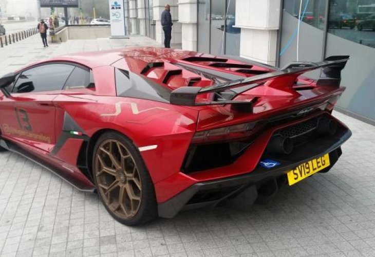 Lamborgini с лепенка на инвалид блокира тротоар в София СНИМКА