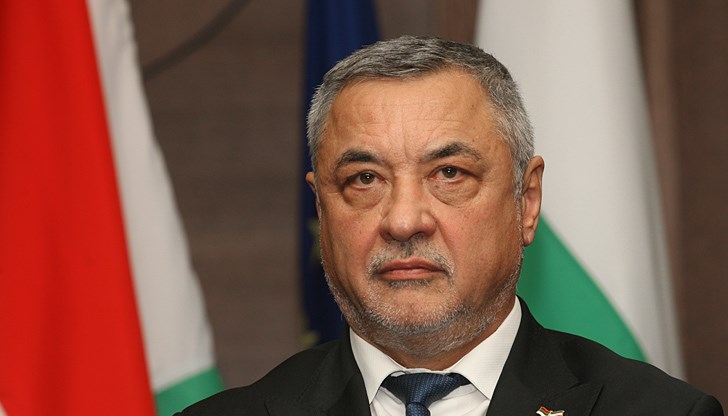 Валери Симеонов: Вече се мре яко. Трябва пълно затваряне!