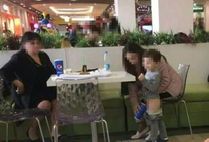 Потрес в мола: Майка изпишка хлапето си в чаша