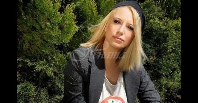 50-годишната Ваня Щерева лъсна само по мрежест чорапогащник при Цитиридис – одобрявате ли? (Снимки):