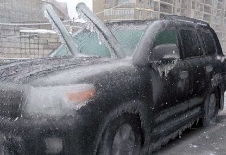 Така се чисти заледен автомобил по руски ВИДЕО