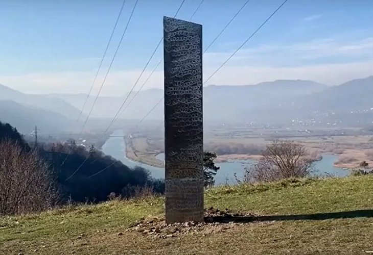 Пак ли извънземни?! Поредният мистериозен монолит бе открит в Румъния ВИДЕО