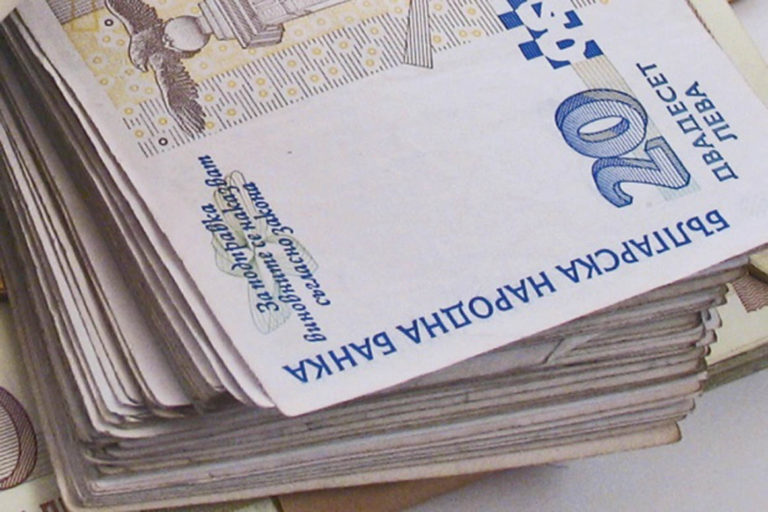 Ходенето до банката става все по-скъпо, вдигат таксите поголовно насред кризата