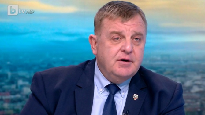 Каракачанов: Трябва да има глоба за леденото хоро в Калофер. И аз се хвърлях за кръста