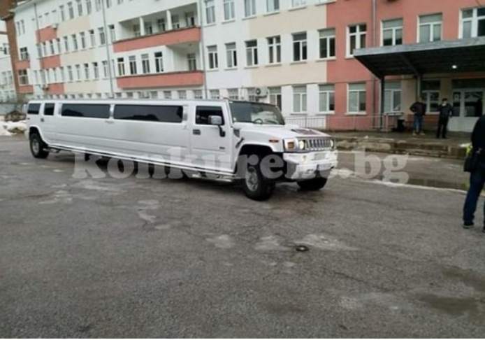 Изписват ромско бебе като принц – с 13-метрова лимузина Хамър