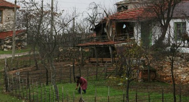 Да се завърнеш в бащината къща и никой да не те чака там…