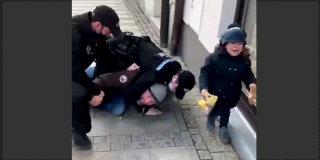 Полицаи с брутален арест на мъж без маска пред очите на детето му (ВИДЕО)
