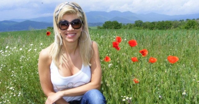 Фолк дивата Нелина, на 50 г. сложи в малкия си джоб девойките със супер тяло
