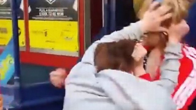 Люто бабе бутна племенницата си пред микробус в Пловдив