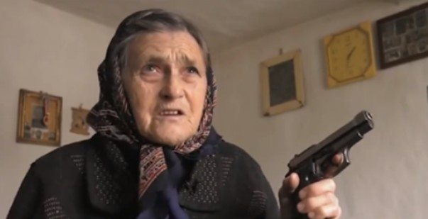 Тази баба изуми всички. Въоръжена до зъби, Мария успява да държи крадците на разстояние от дома си