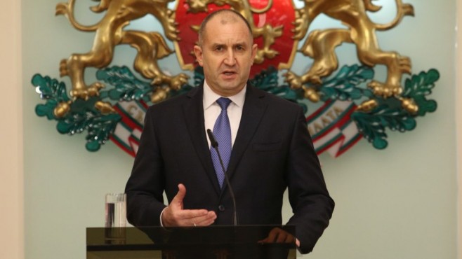 Радев: Защо не питате защо службите останаха слепи и глухи за шкафчетата, записите и 700 млн. за хазарта