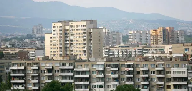 Софиянци бягат на село, продават панелките за колосални суми!