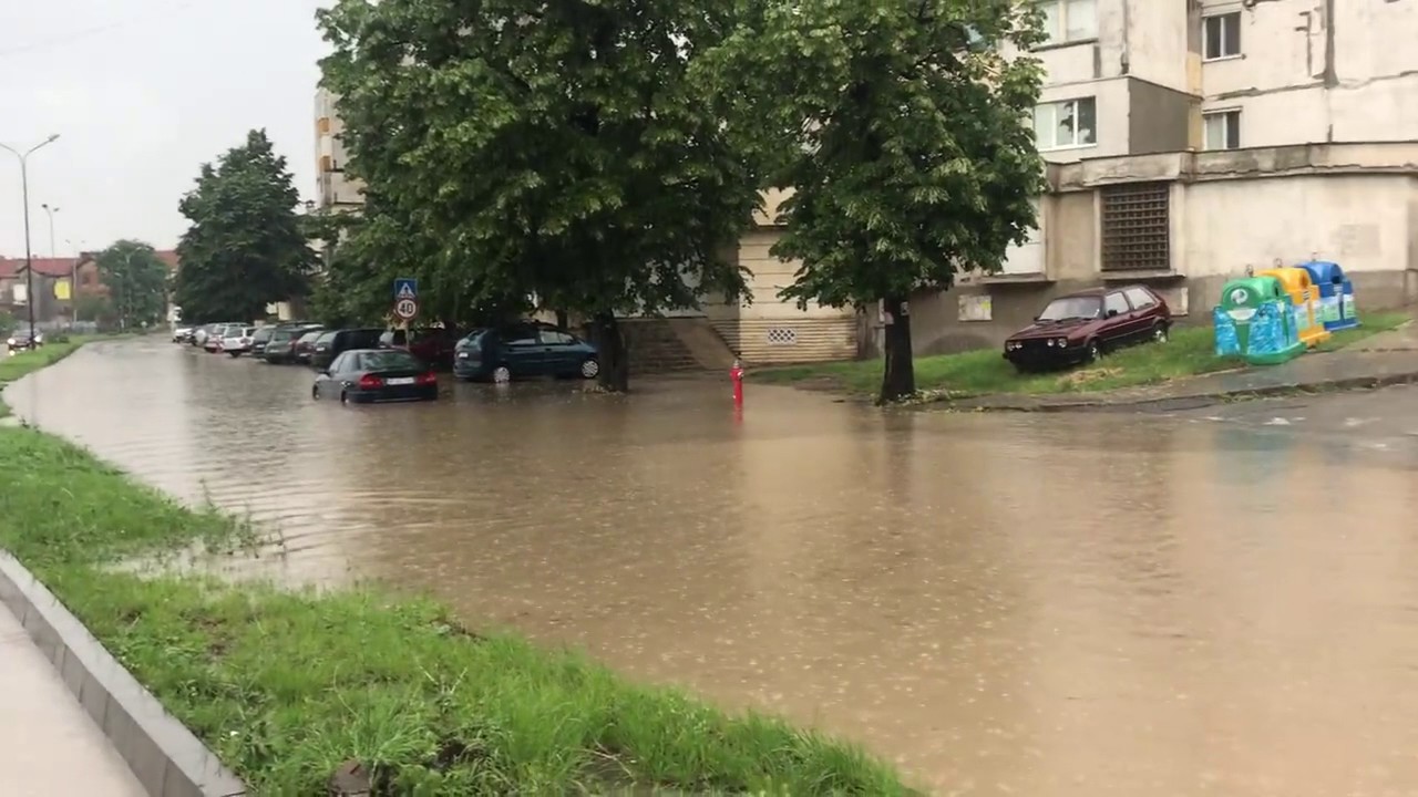 Буря удари Враца и я наводни, улиците са непроходими