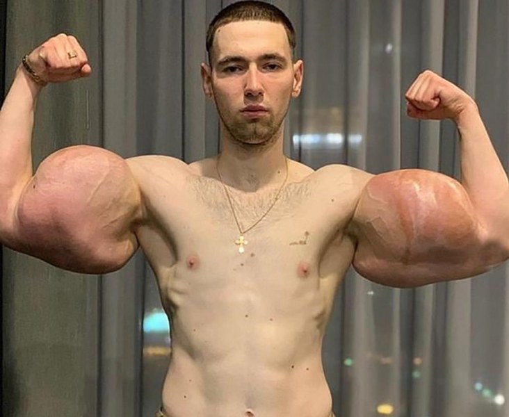 Кирил изгради мускулите си с вазелин. Покъртителна гледка!