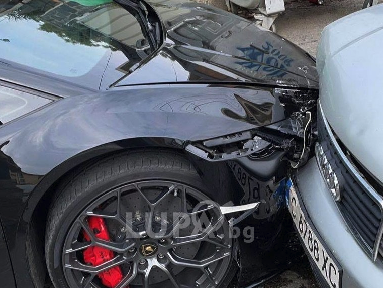 Помляха ламборгини в София, докато собственикът му обядва