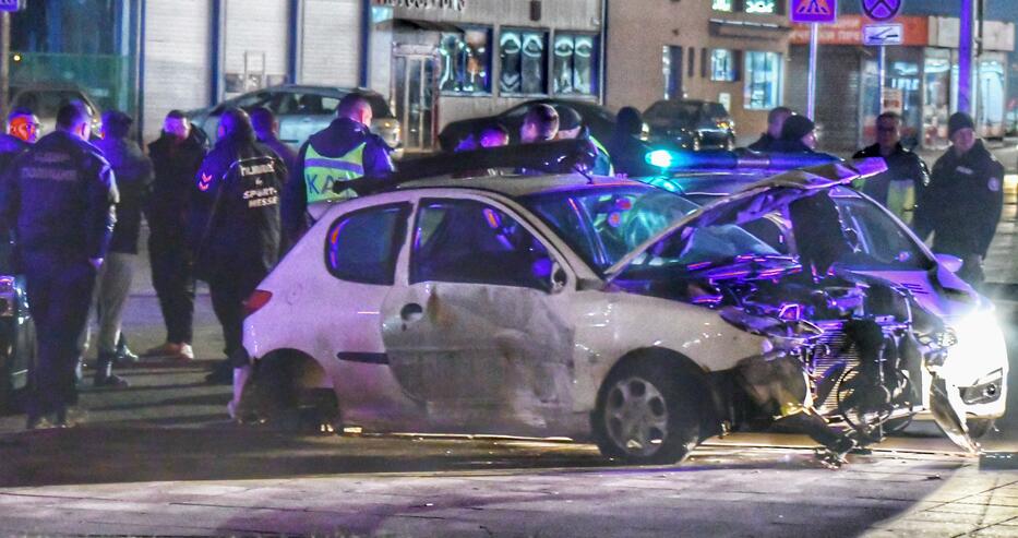 Дете с кола помете много коли и човек в София