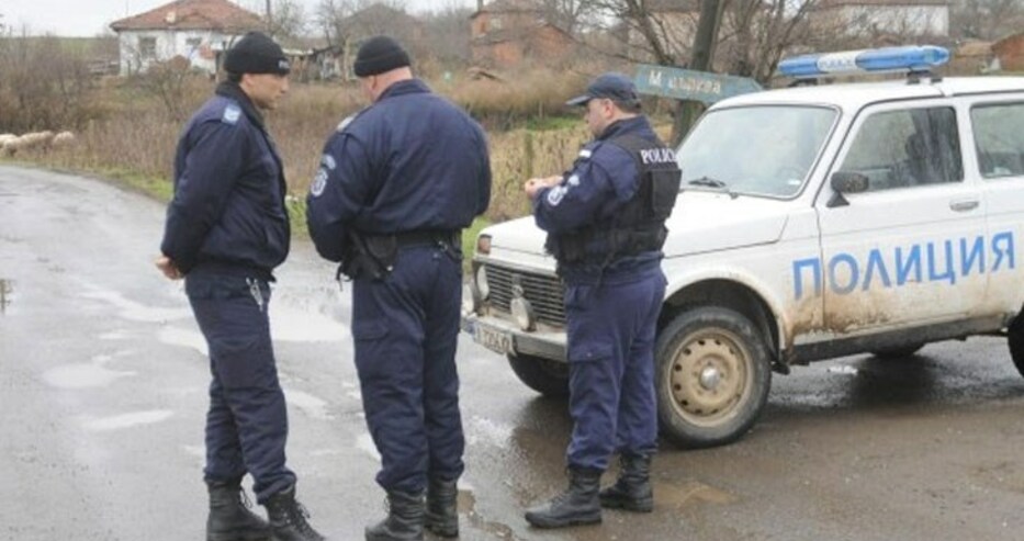Намериха застрелян полицай на 24 години в колата му на път в покрайнините