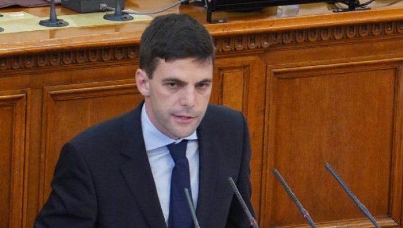 Новият шеф на НС крие мрачно семейно минало