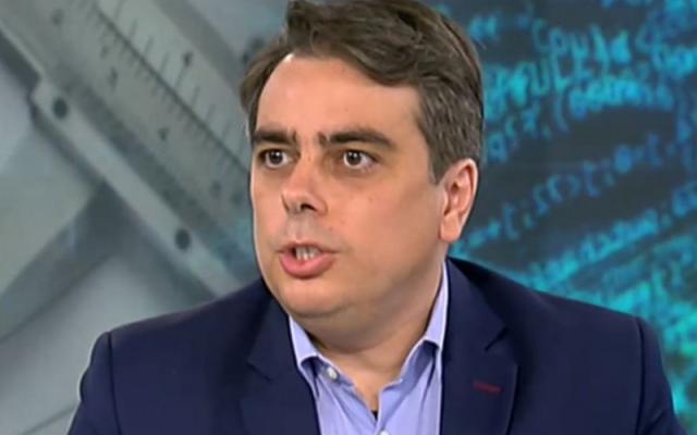 Дръжте се за стола! Асен Василев дръпна килимчето под краката на приятеля си Кирил Петков, ето как