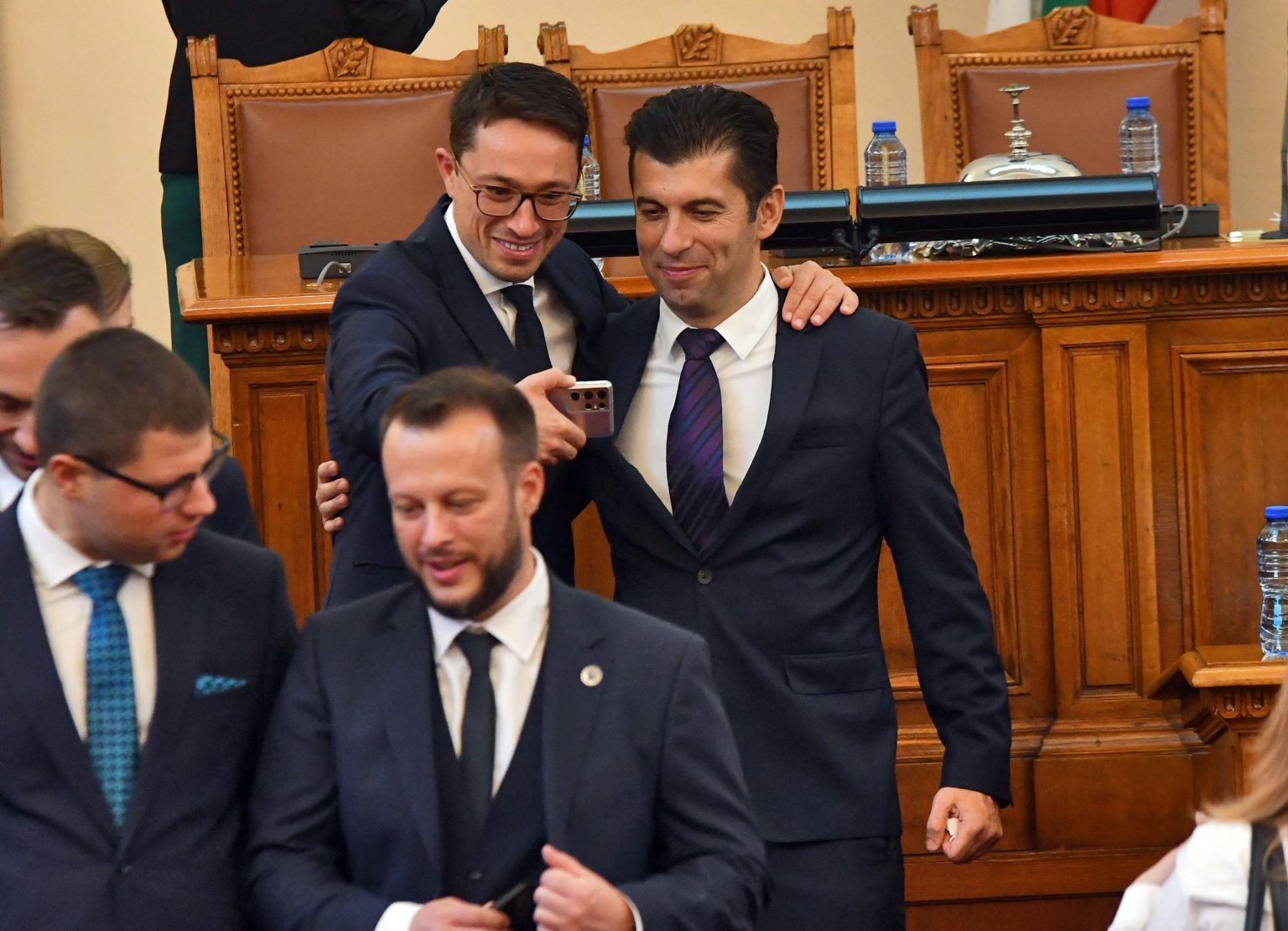 Двама депутати на Киро Петков се сбиха в парламента след заседание