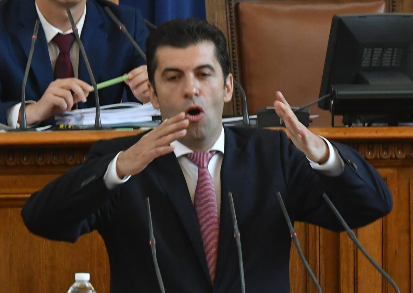 Кирил Петков притеснен, че кабинетът на ГЕРБ ще мине, нареди: Всички на работа другата седмица