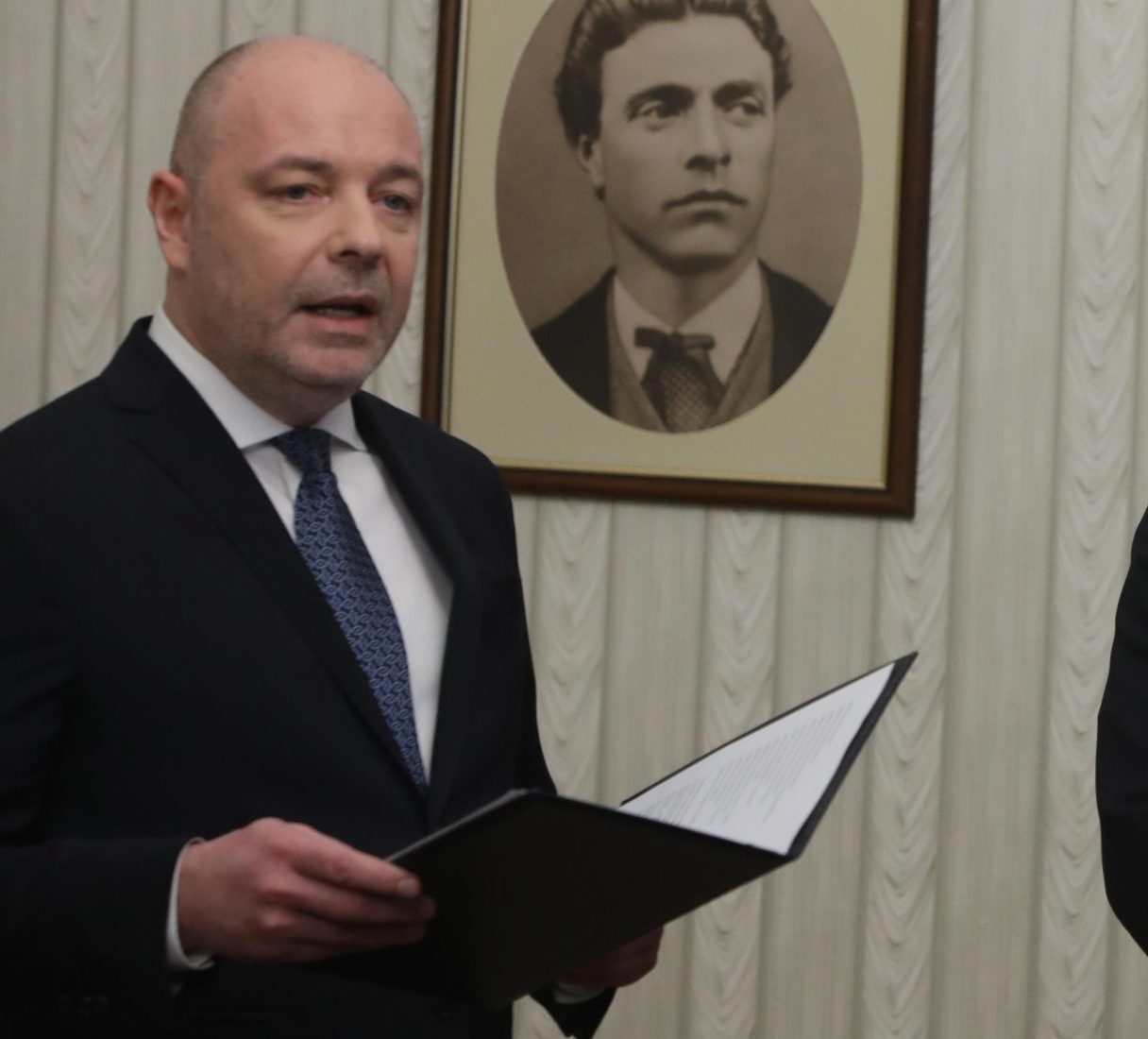Ризова не може да повярва, когато Габровски й каза защо е зарязал операционната, за да стане премиер