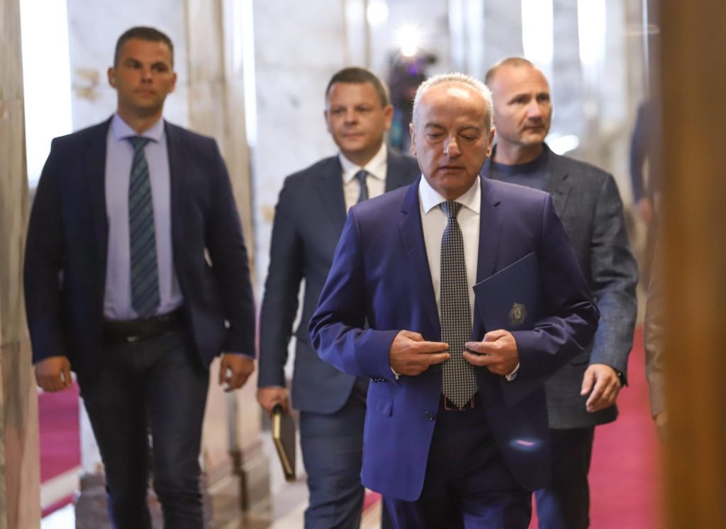 Радев ги назначи преди седмица, Гълъб Донев ги уволни днес: Двама заместник-министри отлетяха