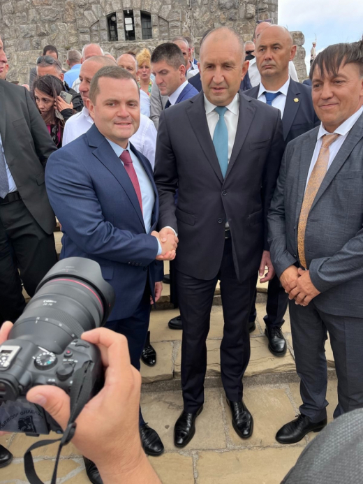Неочаквано! Кмет на Нинова се качи на Шипка и застана до Радев