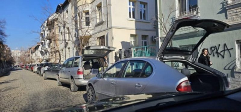 Нова схема, с която шофьори паркират безплатно в „Синя зона“ в София