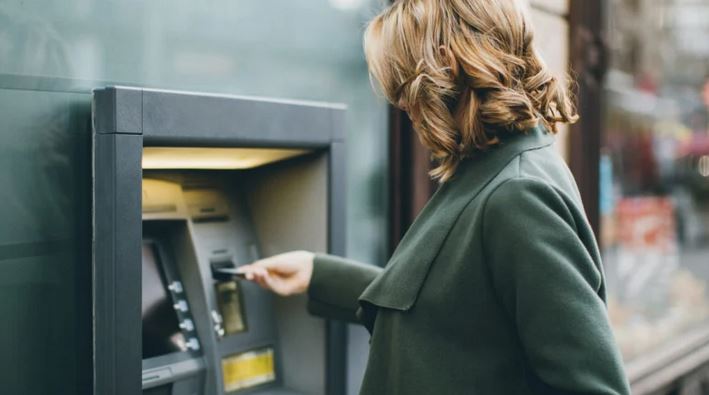 Голяма радост! Вдигат заплатите на тези служители със задна дата
