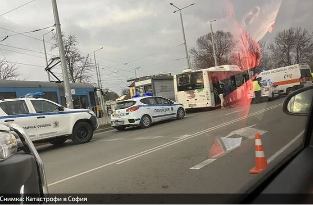 Кошмар в София: Автобус навлезе в насрещното, прегази три коли и… СНИМКИ