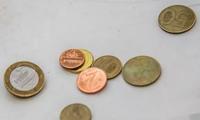 Защо хората слагат монета под изтривалката, преди да излязат от къщи?