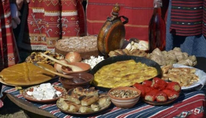 Голям празник иде в неделя, спазват се куп обичаи, а на масата задължително се слага…