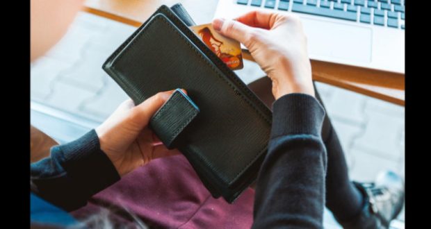 Сложете само ДВЕ неща в портфейла си и ще го превърнете в магнит за пари!