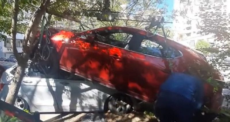 Жена паркира автомобила си върху друг в Пловдив