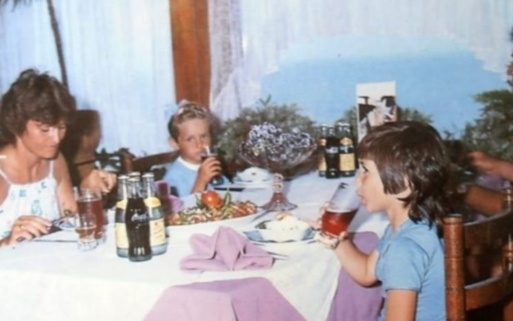 Така изглеждаха ресторантите през соца: Шопската салата 70 ст., а голямата ракия вървеше по левче