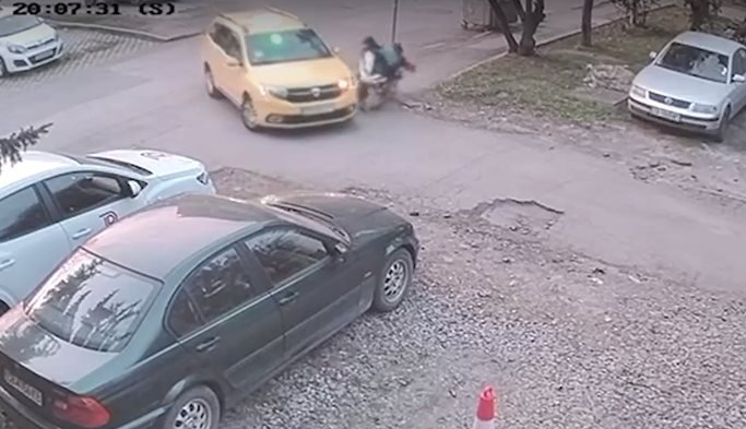 Ето Защо случаят с блъснатите майка и дете от таксиметров шофьор не се води престъпление