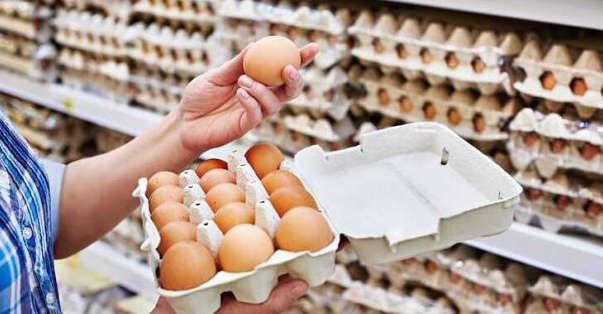 Преди да сварите яйцата за Великден, ЗАДЪЛЖИТЕЛНО направете това – черупката сама ще пада като я белиш Преди да сварите яйцата за Великден, ЗАДЪЛЖИТЕЛНО направете това – черупката сама ще пада като я белиш