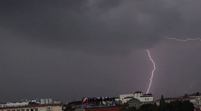 Природата няма прошка, силни бури връхлитат България тези дни