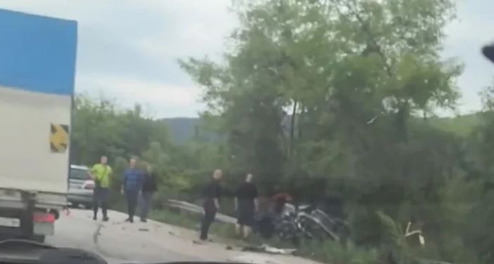 Страшно меле на „Хемус“: Режат ламарини, за да вадят хора от колите ВИДЕО