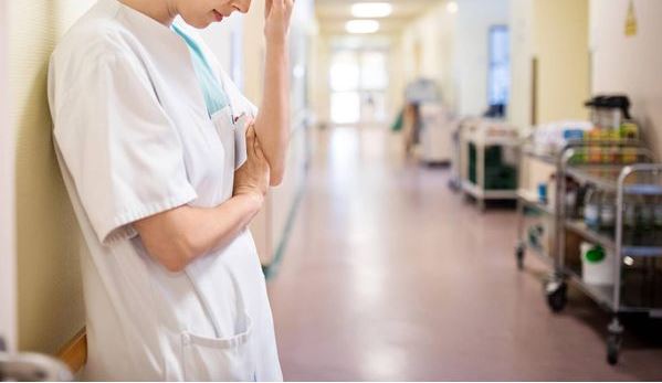 Две хитри медицински сестри получаваха заплати за несъществуващи пациенти! Ето схемата им