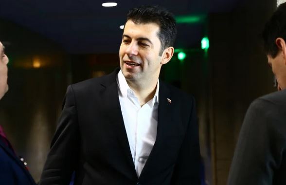 Скандално! Кирил Петков накарал шофьора на НСО да наруши правилата, защото…
