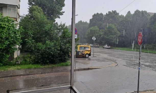 Потоп: Градушка като орех обрули столични квартали, под вода са…