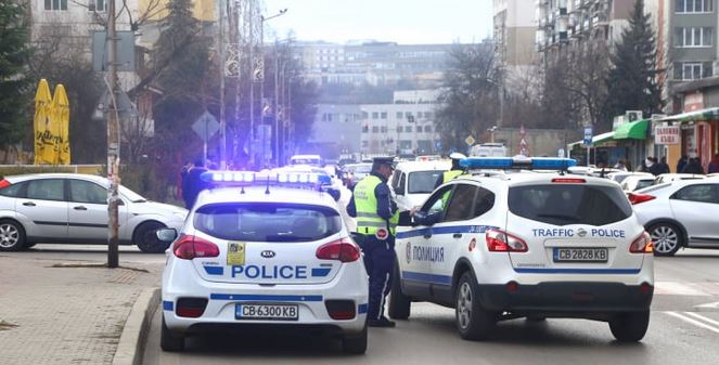 Шокираща гледка в София: Труп лежи на пътя, колите го подминават СНИМКА 18+