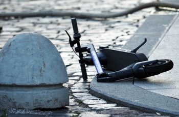 Градски сблъсък: Тротинетка и автомобил пратиха 14-годишно момиче в болница в Русе