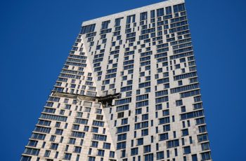 Напрежение в Москва: Безпилотен апарат достигна сърцето на руската столица преди Деня на победата
