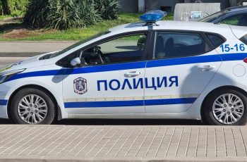 Дръзко бягство във Варна: Моторист без право на управление връхлетя върху полицейски автомобил